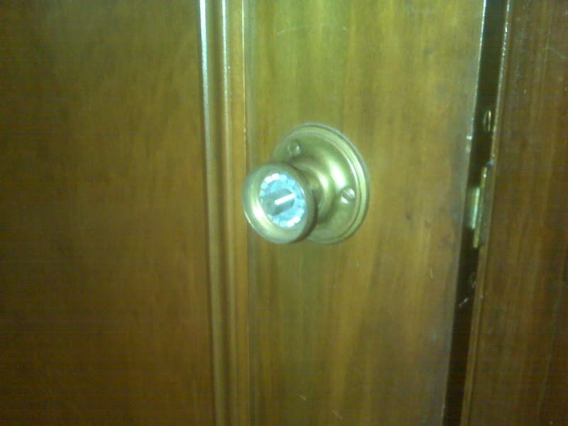 glass door knob fell off