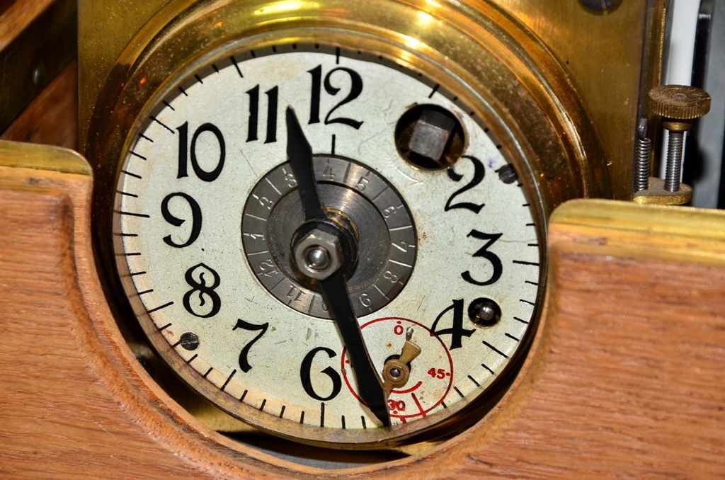 VINTAGE ANTIQUE F E BENZING GERMANY PIGEON RACING CLOCK (Penang, end