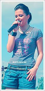 A kvetkez kp nem jelenthet meg, mert hibkat tartalmaz: „http://i102.photobucket.com/albums/m91/renike11/egyruha11.jpg”.