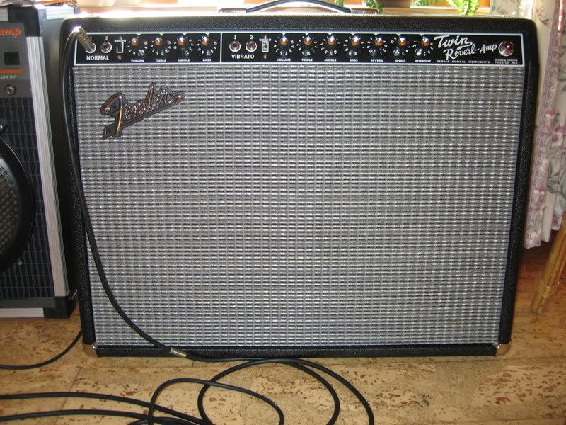 http://i102.photobucket.com/albums/m95/Jommit/Guitars/Fender65TwinReverb.jpg
