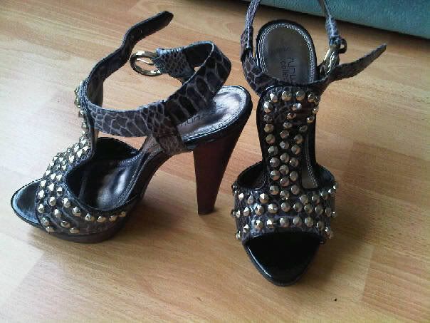 Studs,Next,heels