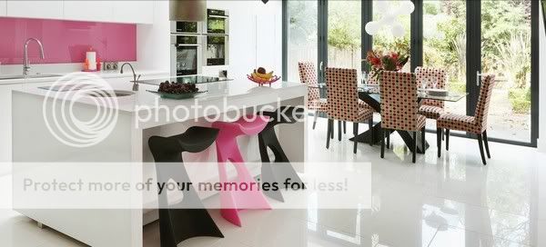 Кухня с розовыми стульями